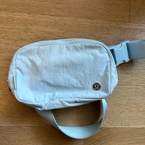 Lululemon Everywhere belt bag - 1L - baby blue